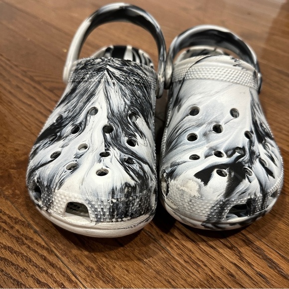 CROCS Junior’s Classic Black and White Marbled Clogs with Straps Sz J4 - Picture 6 of 12